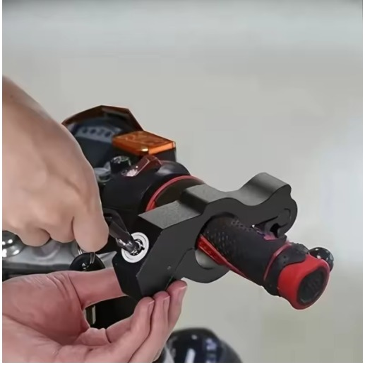 👉 “Seguro de Freno para Moto – Negro en Acero Inoxidable”